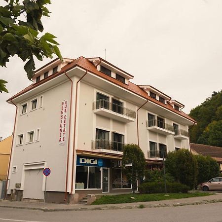 Sub Cetate Otel Rîşnov Dış mekan fotoğraf