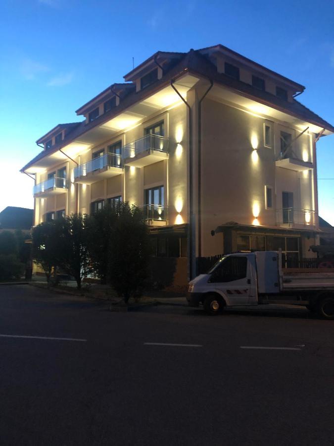 Sub Cetate Otel Rîşnov Dış mekan fotoğraf