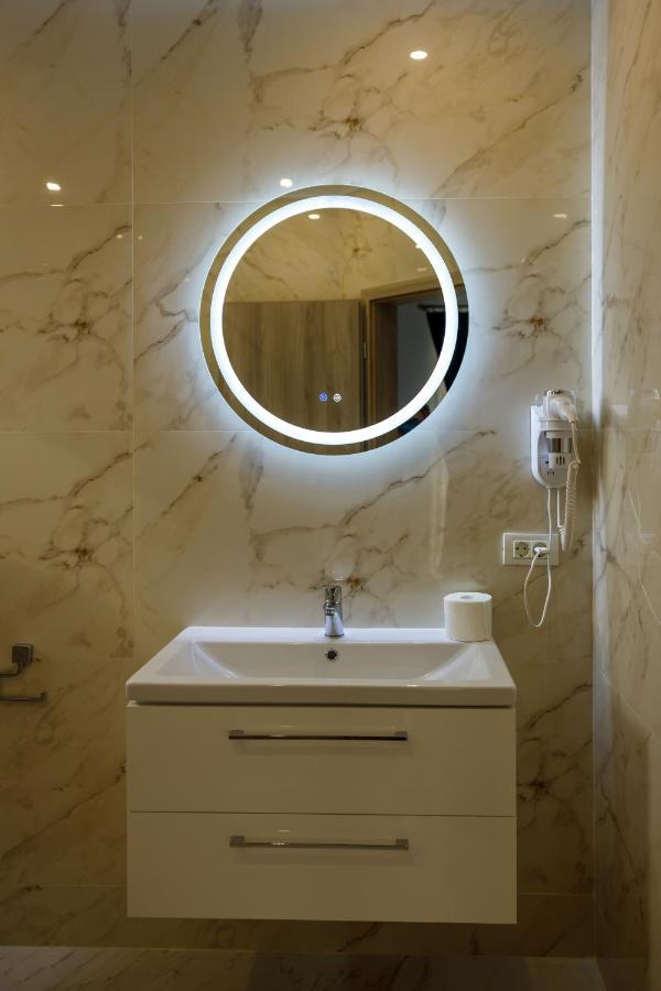 Sub Cetate Otel Rîşnov Dış mekan fotoğraf