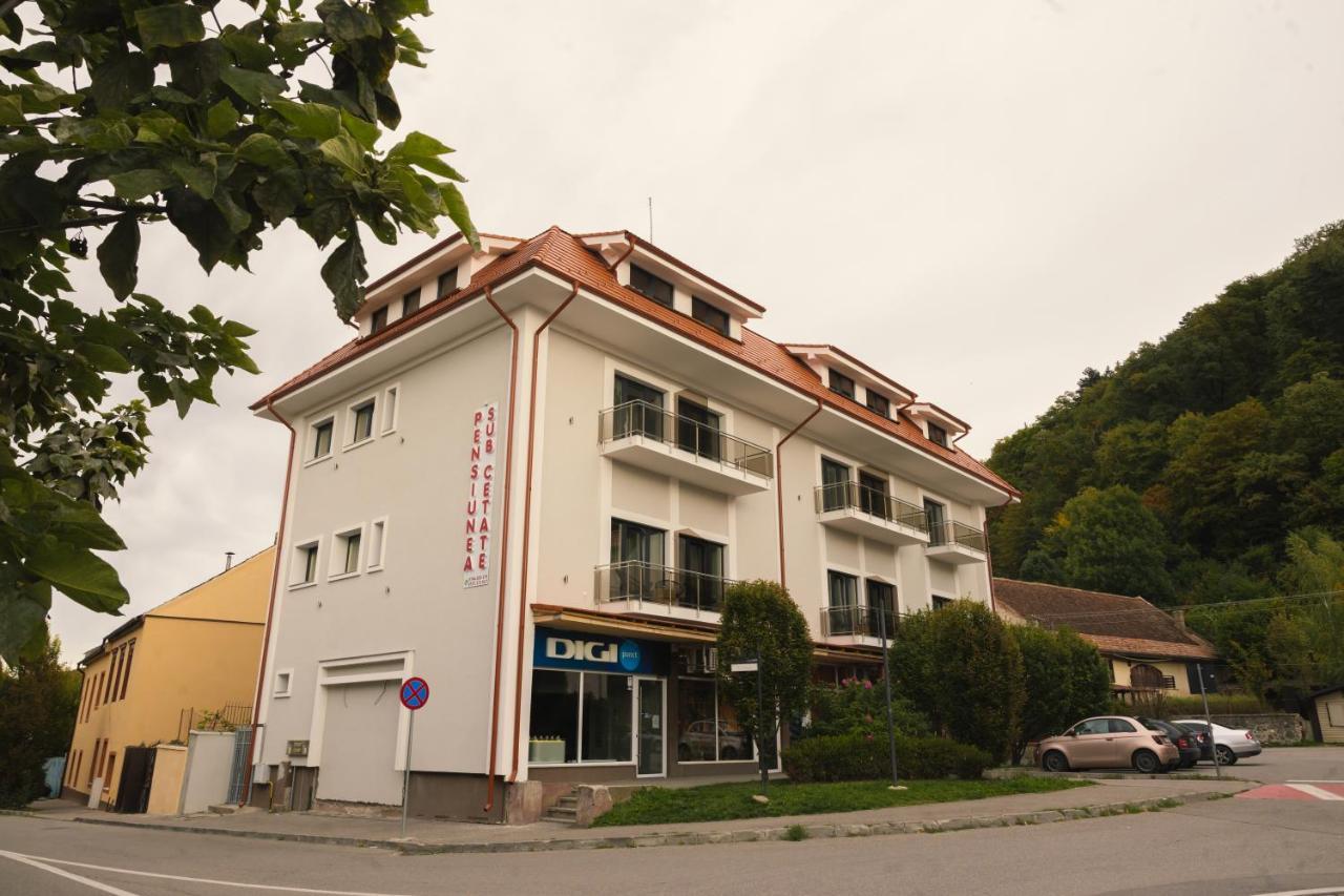 Sub Cetate Otel Rîşnov Dış mekan fotoğraf