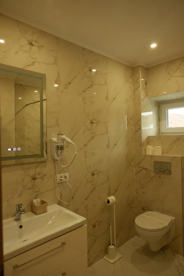 Sub Cetate Otel Rîşnov Dış mekan fotoğraf