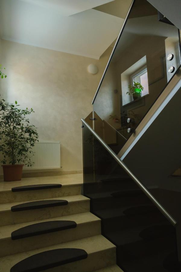 Sub Cetate Otel Rîşnov Dış mekan fotoğraf
