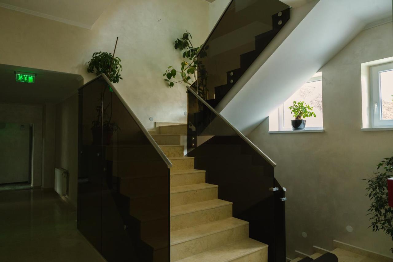 Sub Cetate Otel Rîşnov Dış mekan fotoğraf