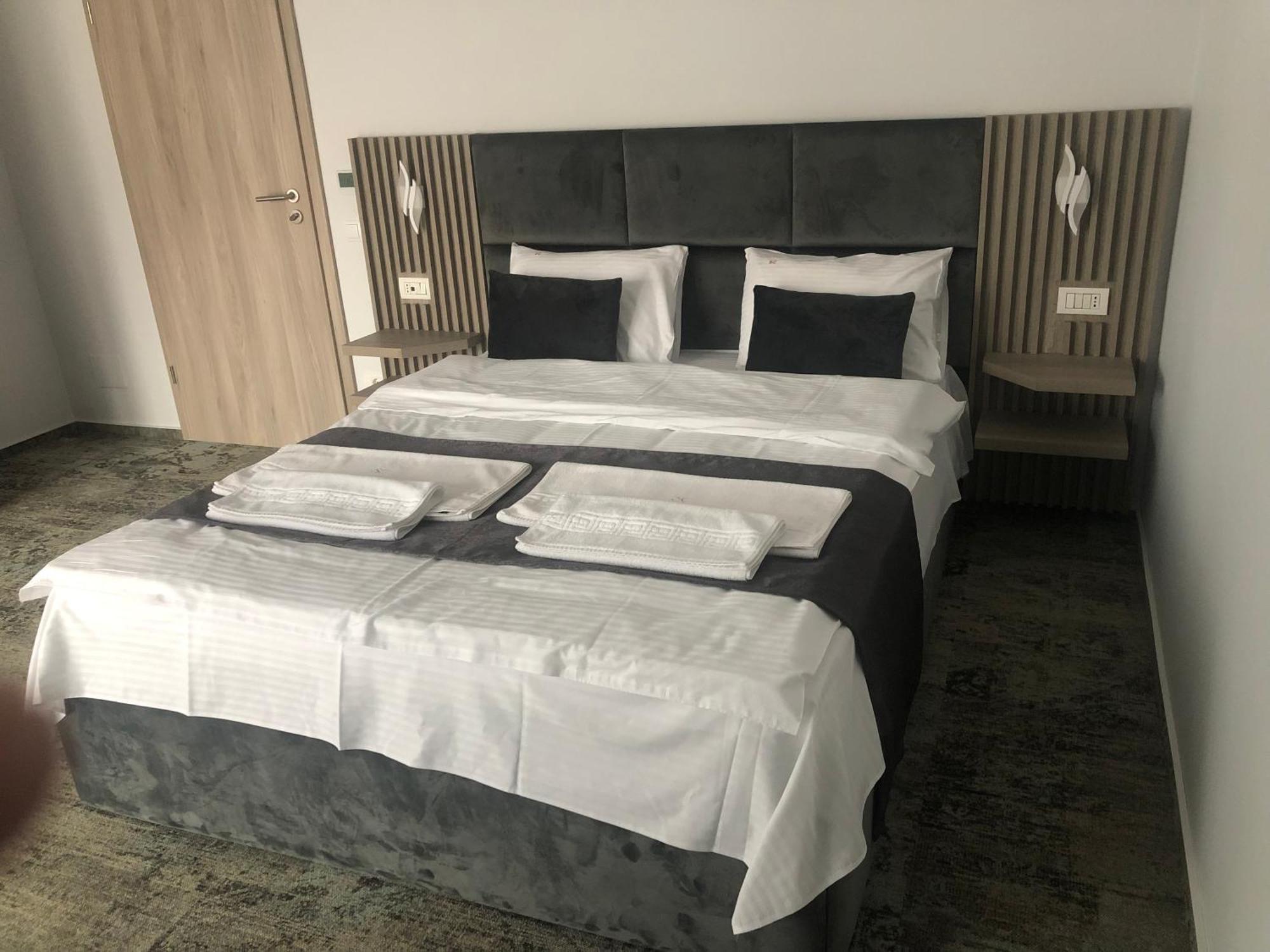 Sub Cetate Otel Rîşnov Dış mekan fotoğraf