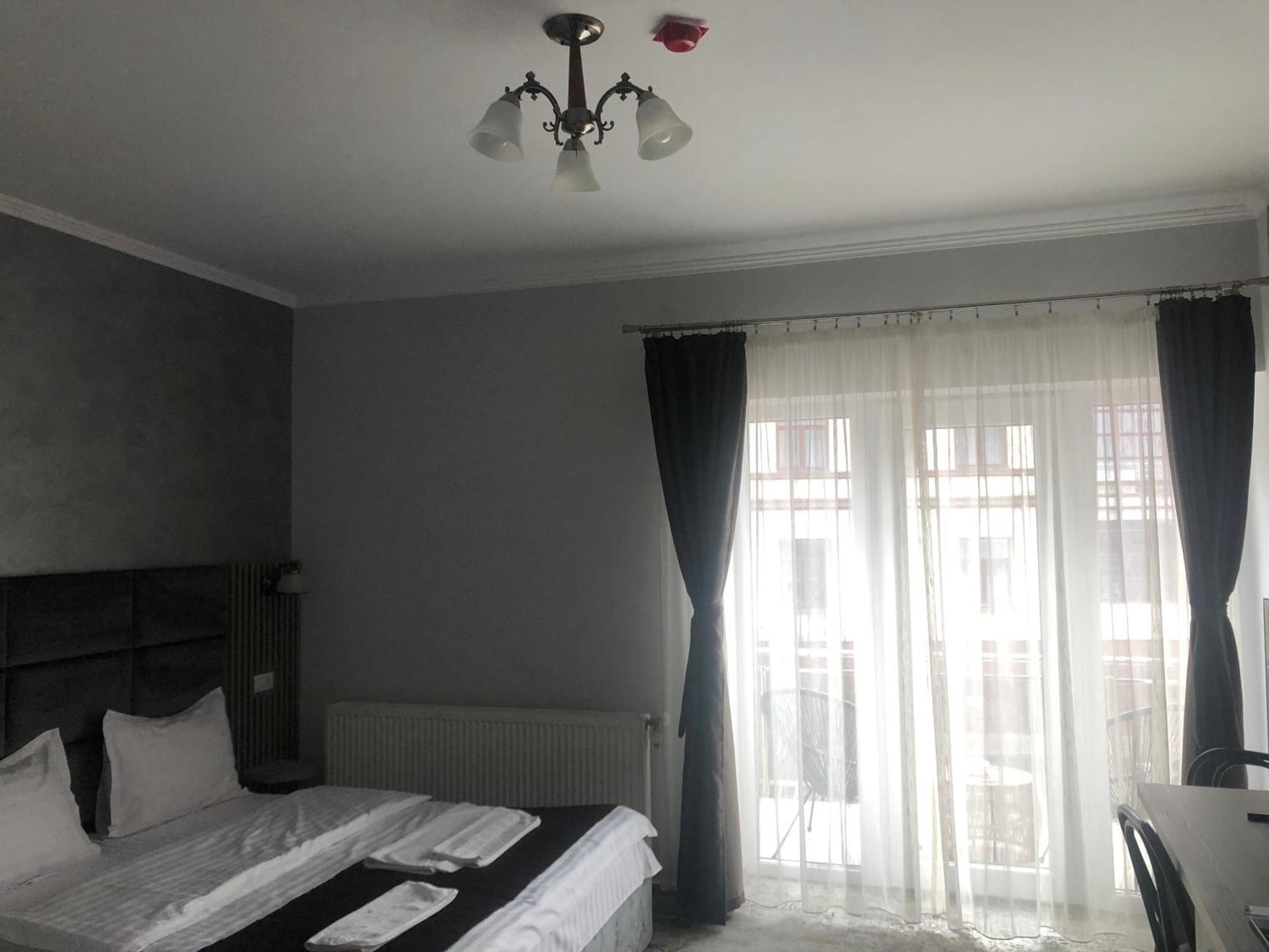 Sub Cetate Otel Rîşnov Dış mekan fotoğraf
