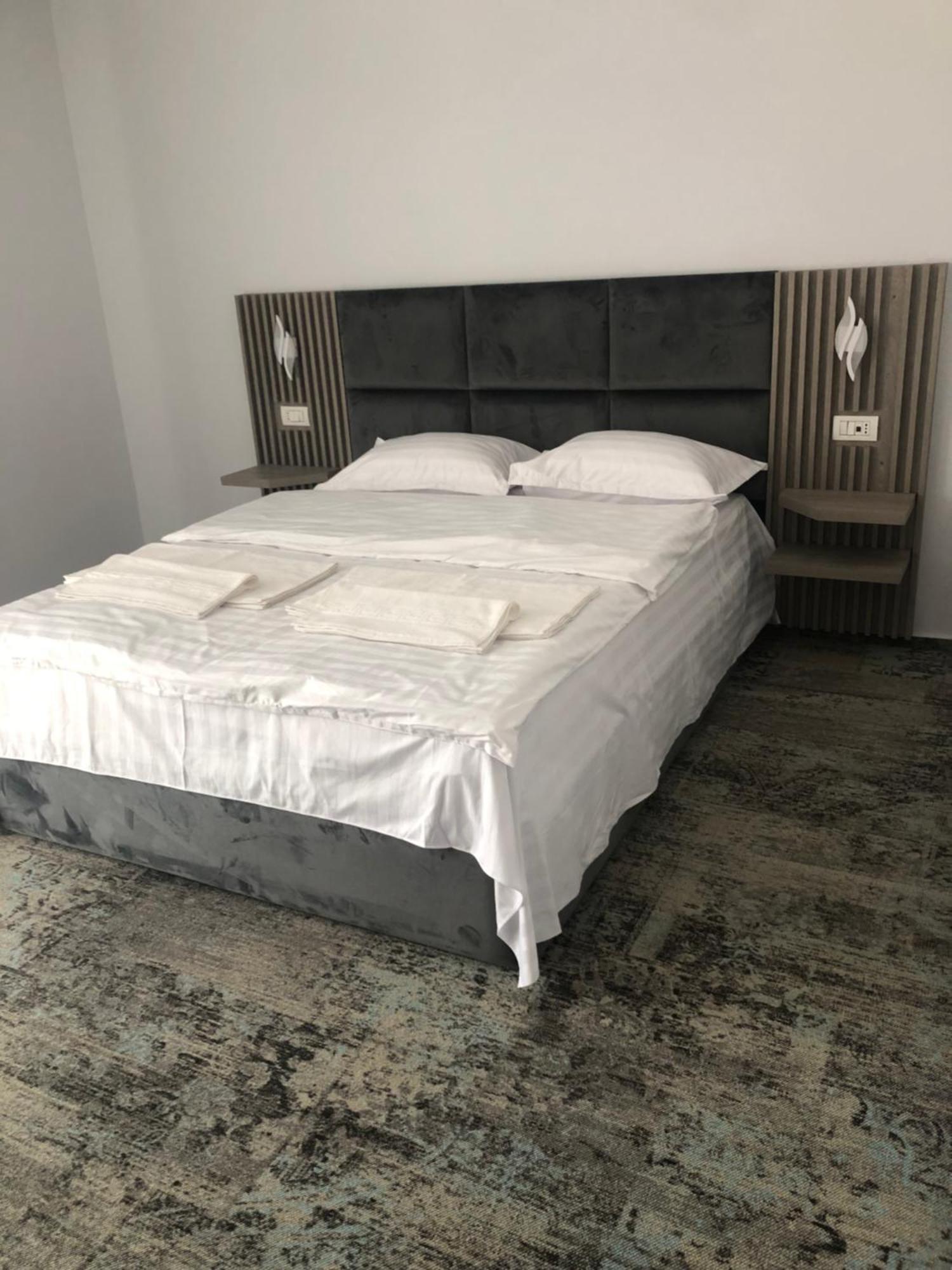 Sub Cetate Otel Rîşnov Dış mekan fotoğraf