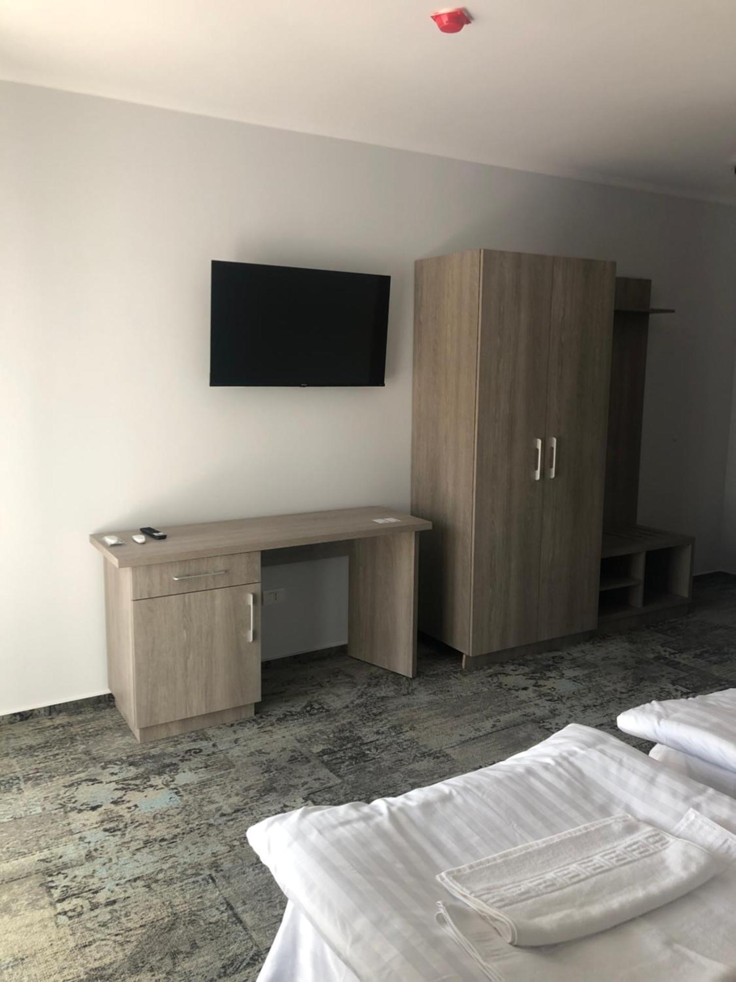 Sub Cetate Otel Rîşnov Dış mekan fotoğraf